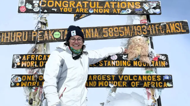 2b Februar 26 Bild Kili Gipfelfoto (Foto: Elisabeth Härter) 2b Februar 26 Bild Kili Gipfelfoto (Foto: Elisabeth Härter)